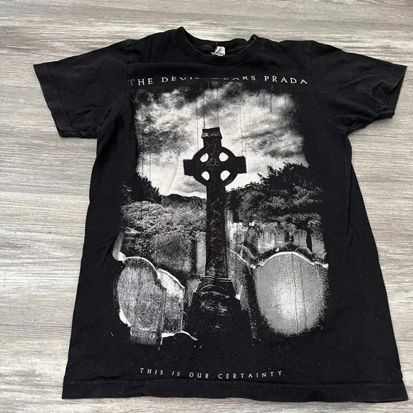 The Devil Wears Prada Men’s‎ T Shirt Size XS Short Sleeve Graphic Cemetery Cross - Picture 1 of 7